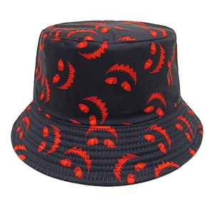 Détail du chapeau bob d'Halloween avec motifs de monstres sur coton noir épais