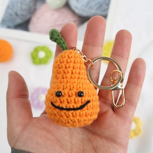 Portachiavi a forma di pera all'uncinetto fatto a mano arancione e verde con anello dorato