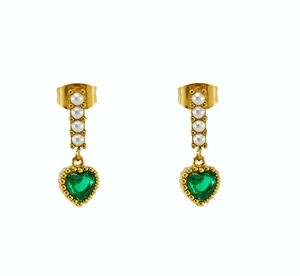 Dettaglio di orecchini placcati oro 18K con perle bianche e zircone a cuore verde