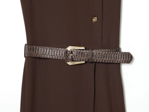 Détail d'une robe midi marron avec ceinture en similicuir serpent et boucle dorée