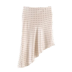 Jupe midi en satin à pois avec ourlet irrégulier et taille haute sur fond blanc