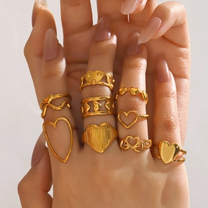 8-teiliges Set aus 18 Karat vergoldeten Herzringen für Damen am Handmodell