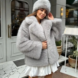 Vue détaillée du manteau en fausse fourrure gris clair et de son chapeau assorti