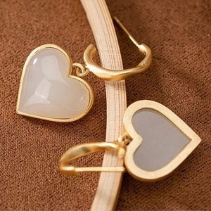 Orecchini a cuore in oro vintage con intarsio in resina bianco crema tipo giada