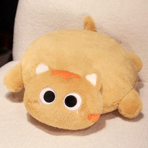 Détail de la housse de coussin chat en peluche douce avec des détails mignons sur canapé