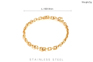Detail view of 18k gold plated stainless steel link chain with 198mm length and 4mm width