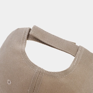 Détail de la casquette de baseball kaki avec fermeture velcro réglable à l'arrière