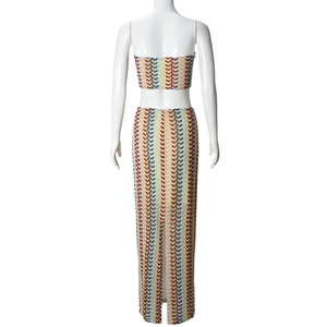 Vue arrière de l'ensemble tricoté avec haut dos nu et jupe longue à motif zigzag coloré