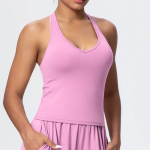 Dettaglio del reggiseno sportivo rosa con scollo a V e leggings con tasca laterale