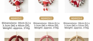 Détail des couronnes de Noël en rotin avec pères Noël en tissu et éléments décoratifs