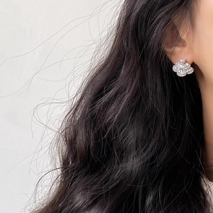 Boucles d'oreilles éventail en argent avec zircons brillants et perle blanche ronde