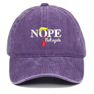 Dettaglio del ricamo Nope Not Again su cappello da baseball in cotone lavato color viola
