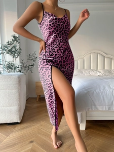 Détail de la robe nuisette en soie glacée à imprimé léopard rose avec fente latérale haute