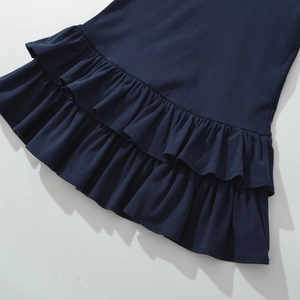 Ourlet à volants multicouches bleu marine d'une mini robe de style preppy sur fond blanc