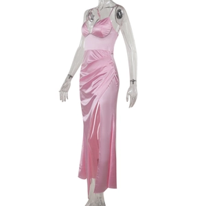 Vue détaillée d'une robe en satin rose à bretelles fines avec une fente haute