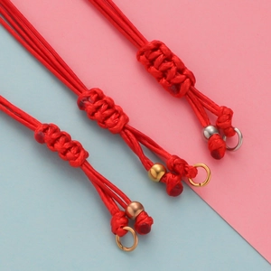Détail du cordon tressé rouge avec des perles en or argent et or rose pour bracelet