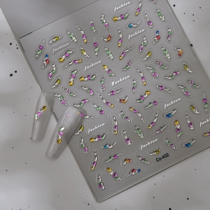 Détail des stickers ongles 3D Co-402 avec motifs géométriques métalliques colorés