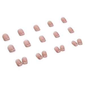 Faux ongles French nude rose courts carrés avec embouts transparents élégants