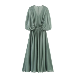 Französisches Chiffon-Maxikleid mit V-Ausschnitt und Fledermausärmeln in Staubgrün auf Weiß