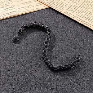 Dettaglio del bracciale a catena bizantina nera con chiusura a moschettone e design vintage