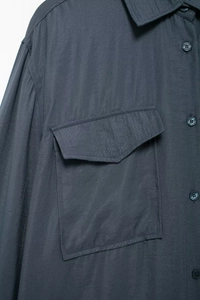 Detail der Brustpattentasche und des Knopfverschlusses am anthrazitfarbenen Hemd