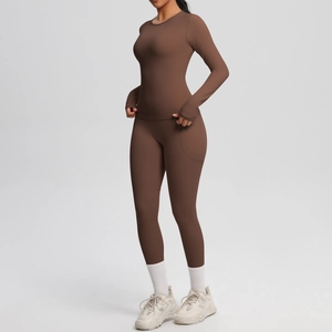 Détail du legging de yoga taille haute avec poches latérales et haut à manches longues