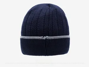 Dettaglio del retro di un berretto in maglia blu scuro con strisce grigie