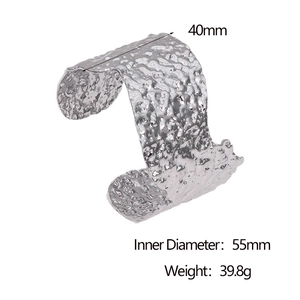 Bracelet manchette argenté martelé détaillé de 40 mm de large et 55 mm de diamètre interne