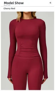 Vue détaillée du haut de yoga rouge cerise avec plis latéraux et coutures sportives