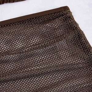 Détail macro du tissu en maille marron de la jupe de bain avec texture résille