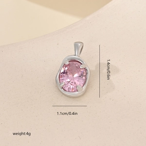 Detailansicht eines rosa ovalen Zirkonia-Anhängers mit silberner Krallenfassung, 1.4x1.1cm