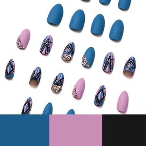 Faux ongles mats bleu et violet avec motifs géométriques et décoration en strass