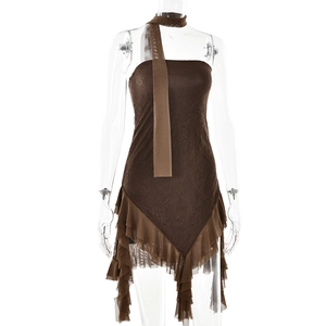 Détail de robe bustier en dentelle marron foncé avec ourlet volanté et tour de cou