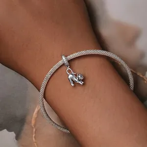 Silbernes Mesh-Armband mit süßem Katzenanhänger und funkelnden Zirkonia-Verzierungen