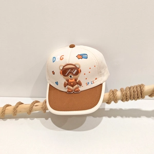 Détail de casquette enfant avec écusson ours astronaute 3D et motifs de l'espace