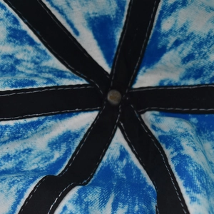 Makro-Detail der Innenstruktur einer gewaschenen Batik-Jeans-Baseballkappe mit Nähten
