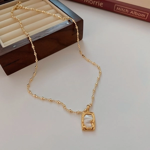 Detail einer Vintage Goldbohnen-Kette mit Muschel-Inlay im quadratischen Rahmen