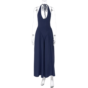 Detail eines marineblauen Neckholder-Jumpsuits mit tiefem V-Ausschnitt und weitem Bein
