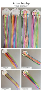 Dettagli di extension colorate con clip a scatto e mollette su schede bianche