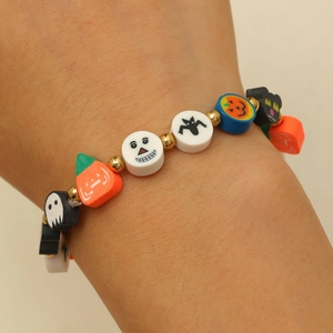 Primer plano de pulsera de cuentas de Halloween con dijes de calabaza, fantasma y gato