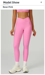 Détail du legging de yoga rose avec taille haute croisée et poches latérales pratiques