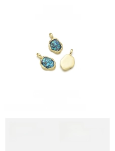 Detaillierte Ansicht des 13x23mm Opal-Anhängers mit 18K Vergoldung aus Kupfermaterial
