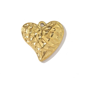 Gros plan d'un pendentif cœur en acier doré avec détails de texture matelassée