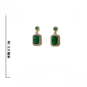 Détail de boucles d'oreilles cristal vert taille émeraude, dimensions 2.5x1.4cm et tiges argent