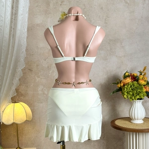 Détail d'un ensemble bikini et jupe à volants avec chaîne de taille étoile de mer beige