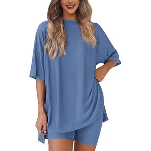 Detail van geribbelde gebreide textuur op blauwe lounge set met oversized top en short