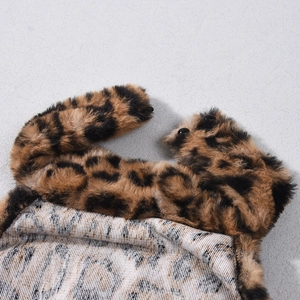 Dettaglio ravvicinato di pelliccia sintetica leopardata con texture morbida e dettagli neri