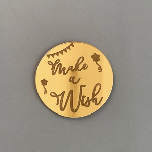 Détail de décoration de gâteau Make a Wish en acrylique miroir doré pour fête d'anniversaire.