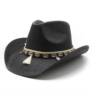 Chapeau de cowboy en paille noire avec décorations en coquillages et glands pour protection solaire