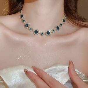 Nahaufnahme eines Modells mit tiefblauem Edelstein-Halsketten-Set aus Silber